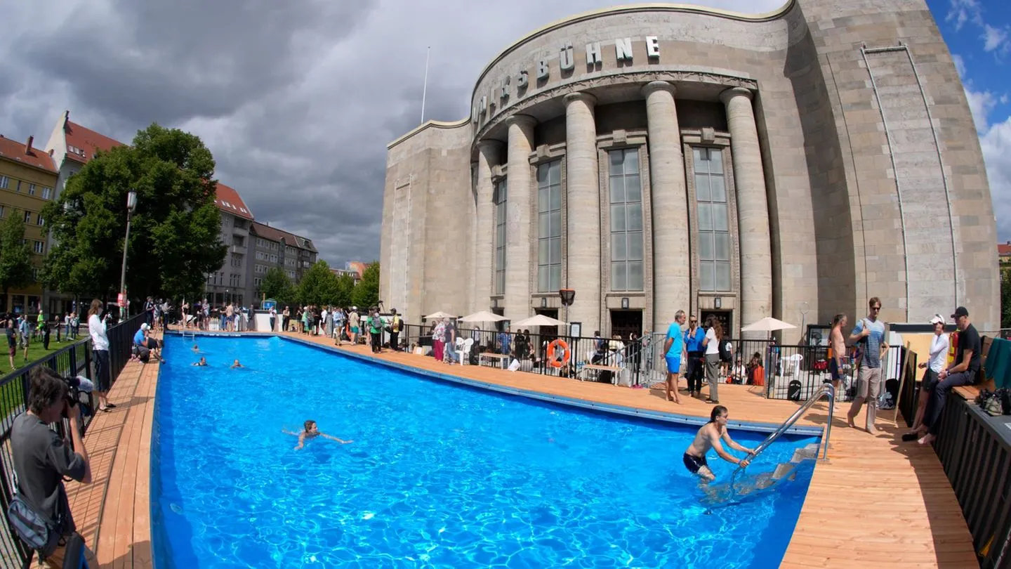 Berliner Volksbühne: Kultursenator verurteilt Anfeindungen nach abgesagtem Schwimm-Event
