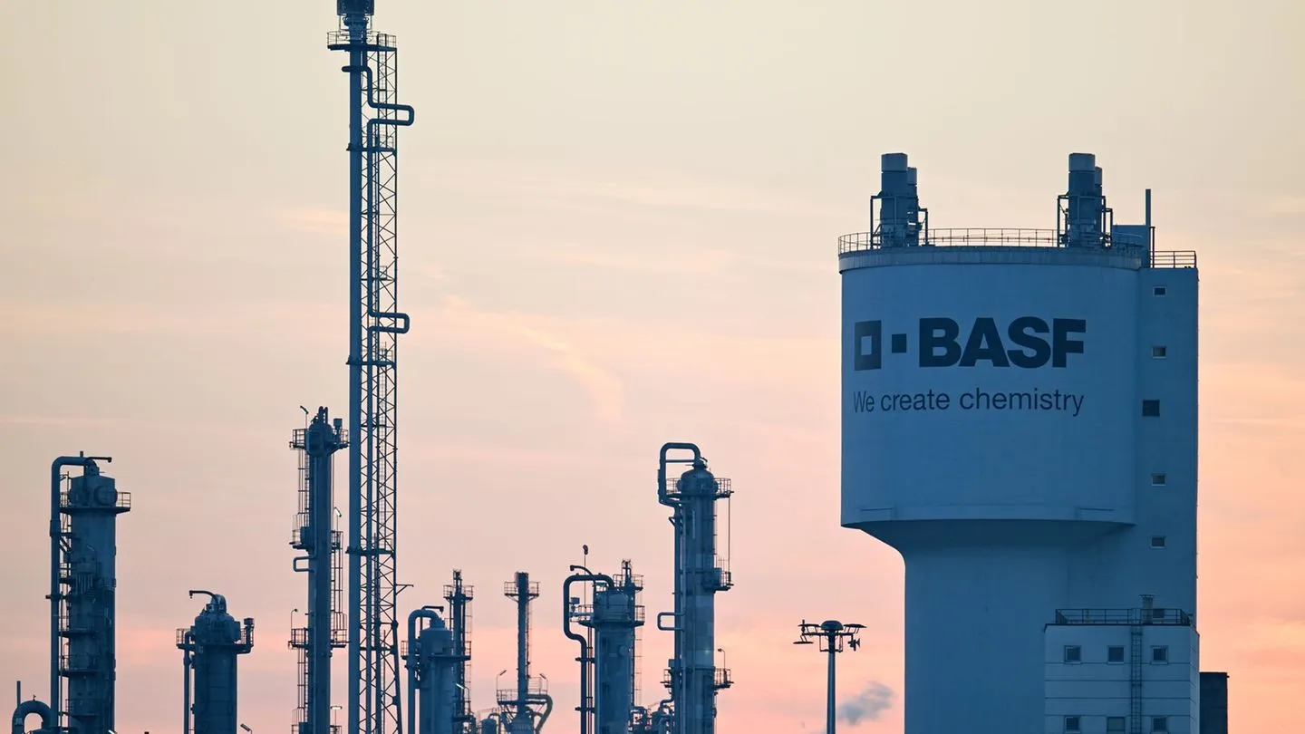 Chemie: BASF steigert operatives Ergebnis und hebt erneut Jahresprognose an