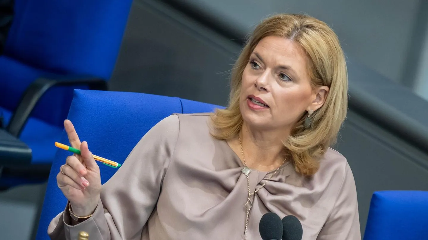 Bundestagspräsidentin Klöckner droht: Bei Eskalationen Fraktionen rauswerfen — klare Kante gegen Störer