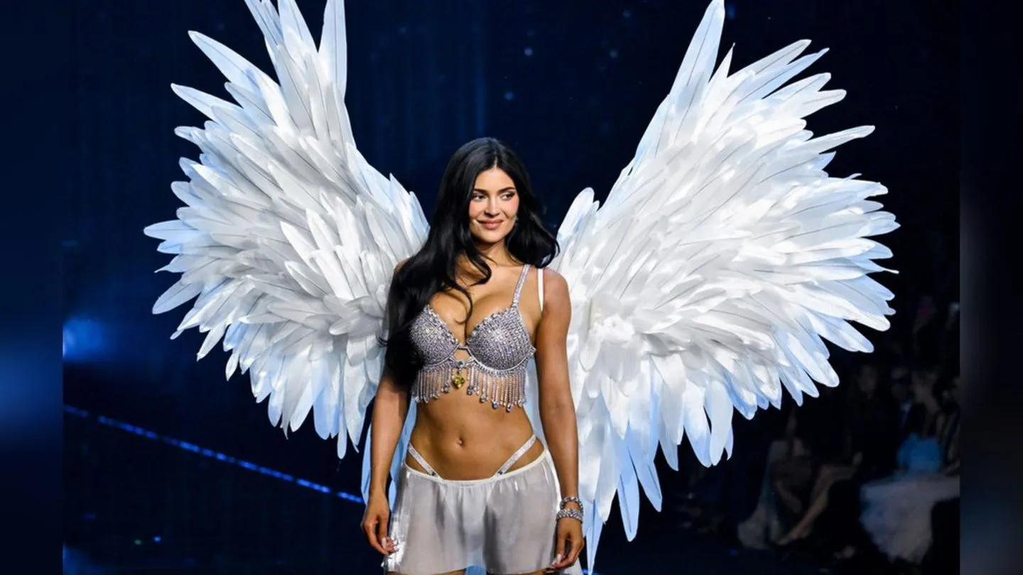 Kylie Jenner zeigt 50-Millionen-“Fantasy Bra” bei Victoria’s Secret-Show