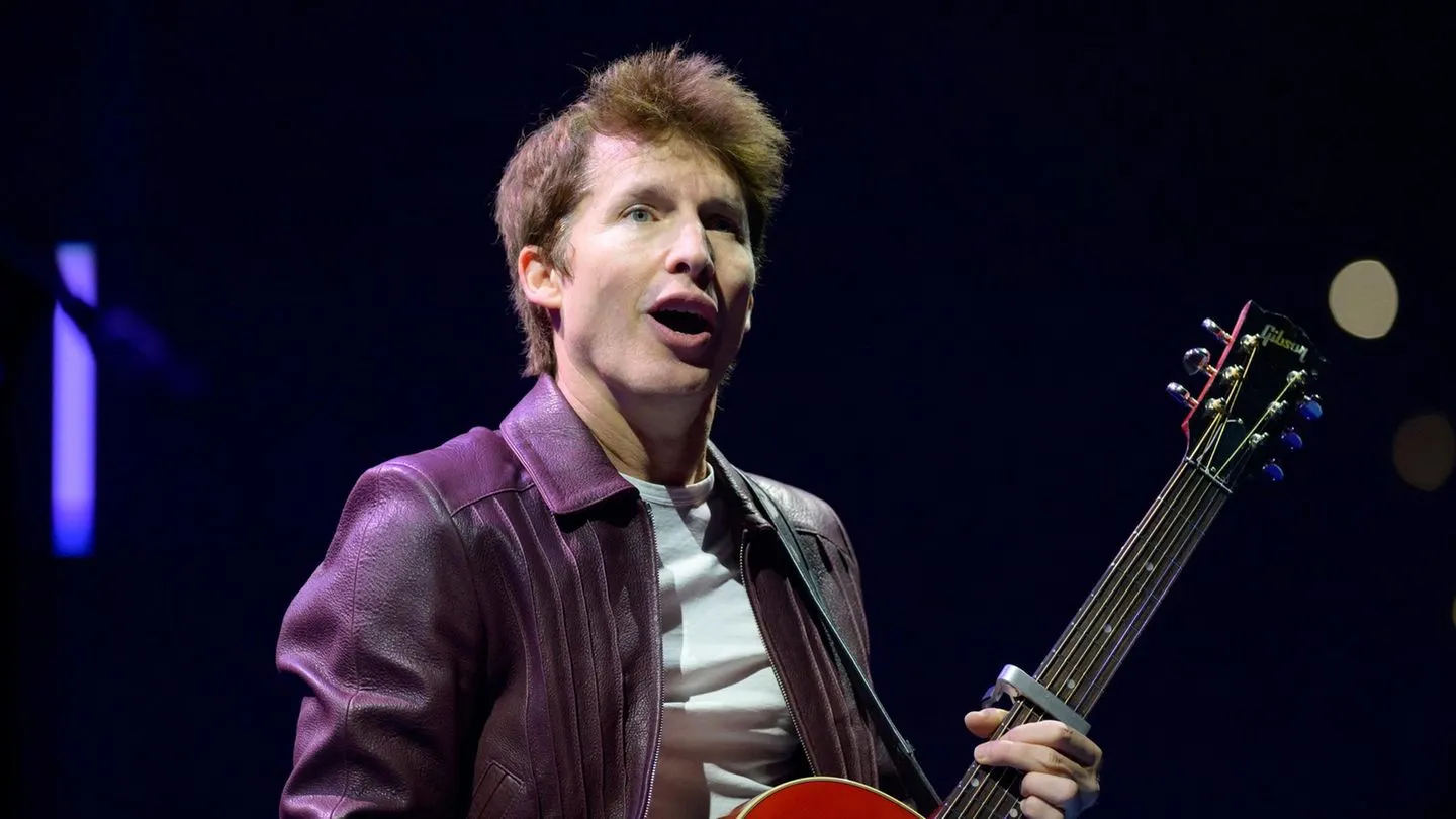 Popstar: James Blunt verkauft sein neues Album in einer Spezialedition mit signierter Kotztüte