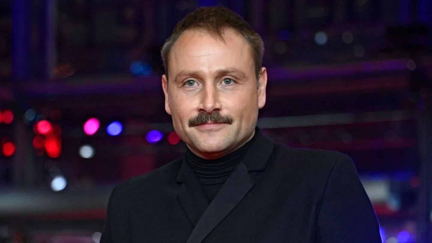 Max Riemelt in „A Decent Man“: Er spielt einen Herzchirurgen mit makelloser Fassade