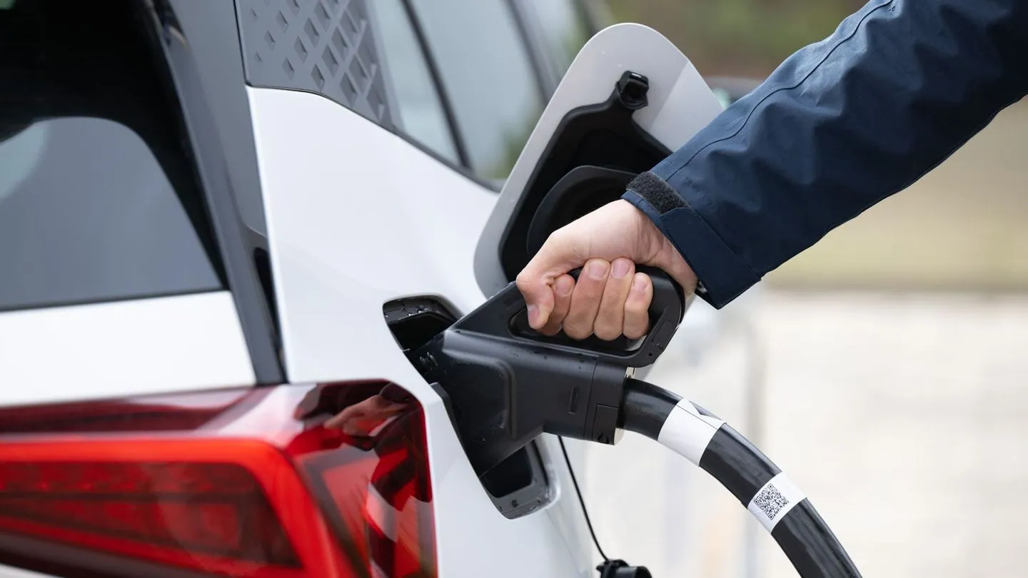 Unterwegs laden: Öffentliche Ladepunkte für E-Autos nehmen weiter zu