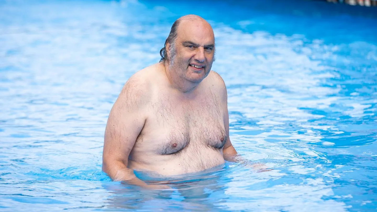 Volksbühne Berlin: Intendant verteidigt Schwimmen für benachteiligte Gruppen