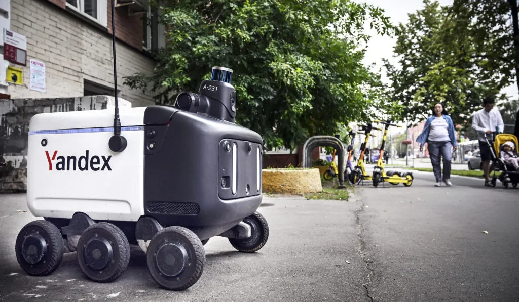Ein Lieferroboter des russischen Technologiekonzerns Yandex fährt durch Moskau.