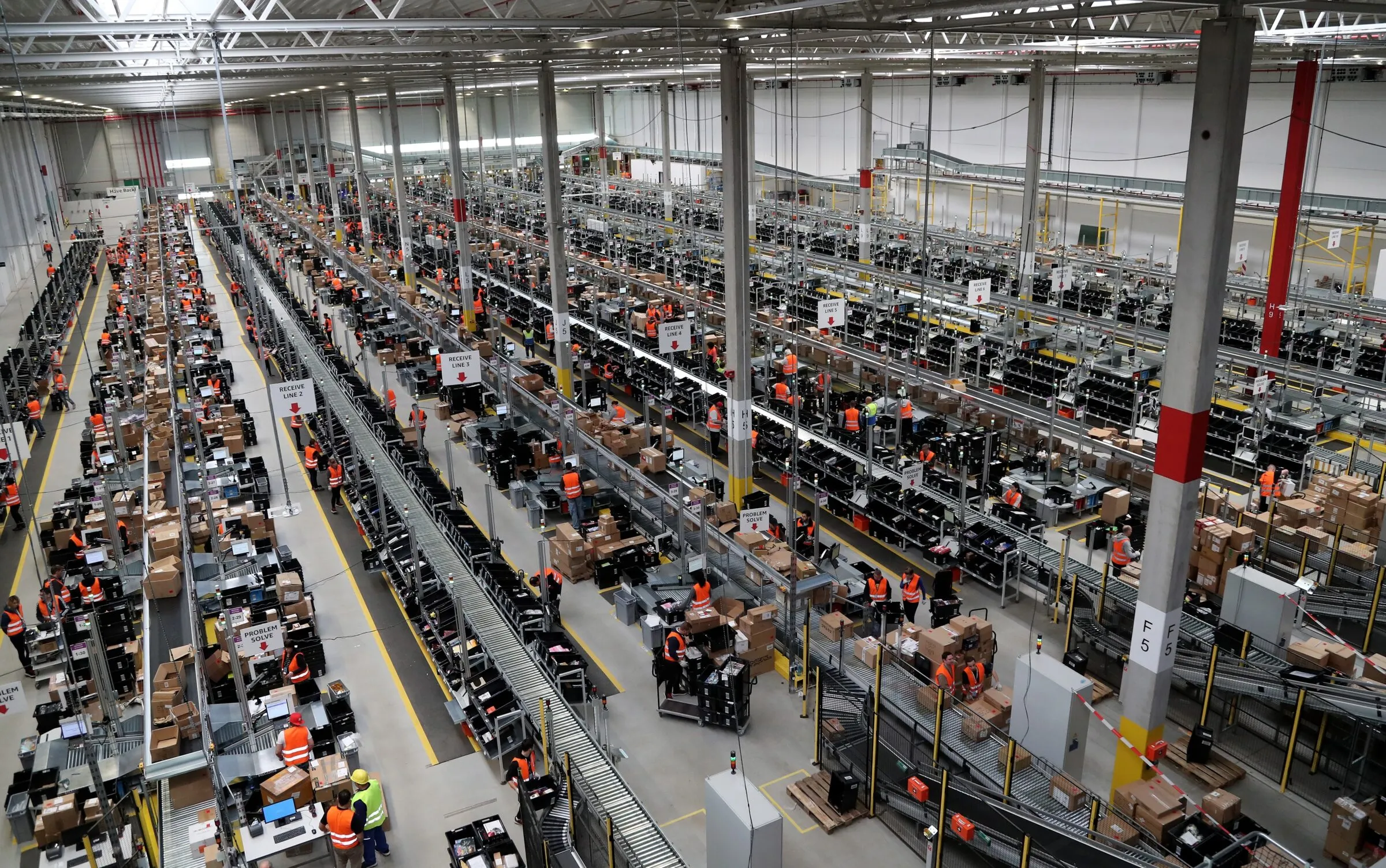 Digitales Panoptikum: «Wenn du schneller arbeitest, musst du noch schneller arbeiten» – Amazon-Mitarbeiter berichten Abgeordneten von KI-Überwachung