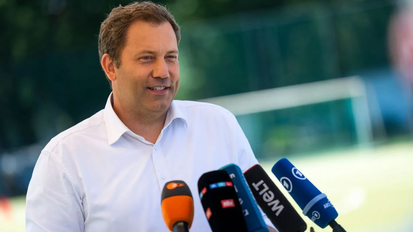 Umstrittener Gesetzentwurf: Klingbeil will Steuervorteil für Mitarbeiterrabatte streichen — und übergeht Arbeitnehmerinteressen