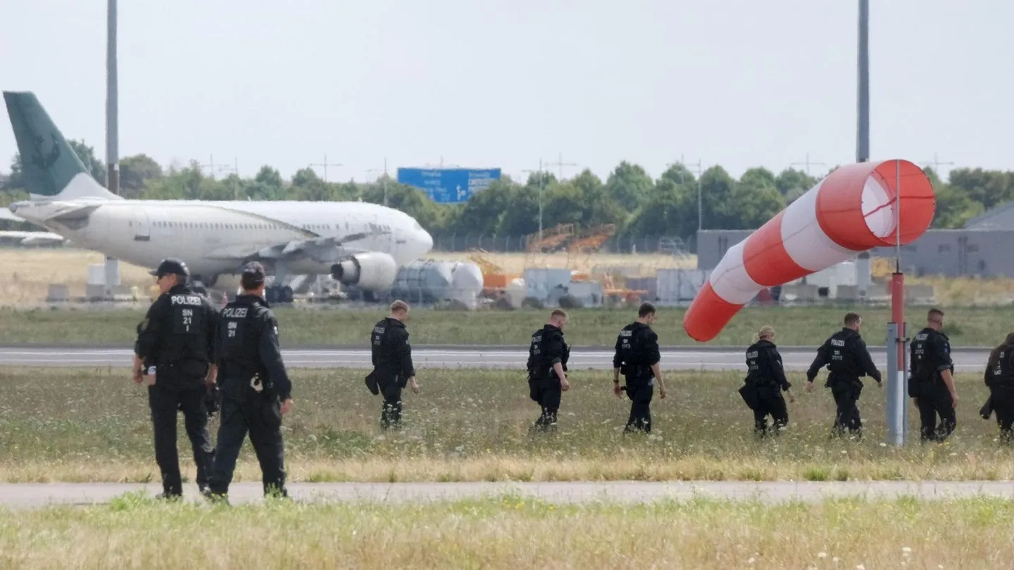 Flughafen Leipzig: US-Medien spekulieren — Zu schnell Russland beschuldigt?