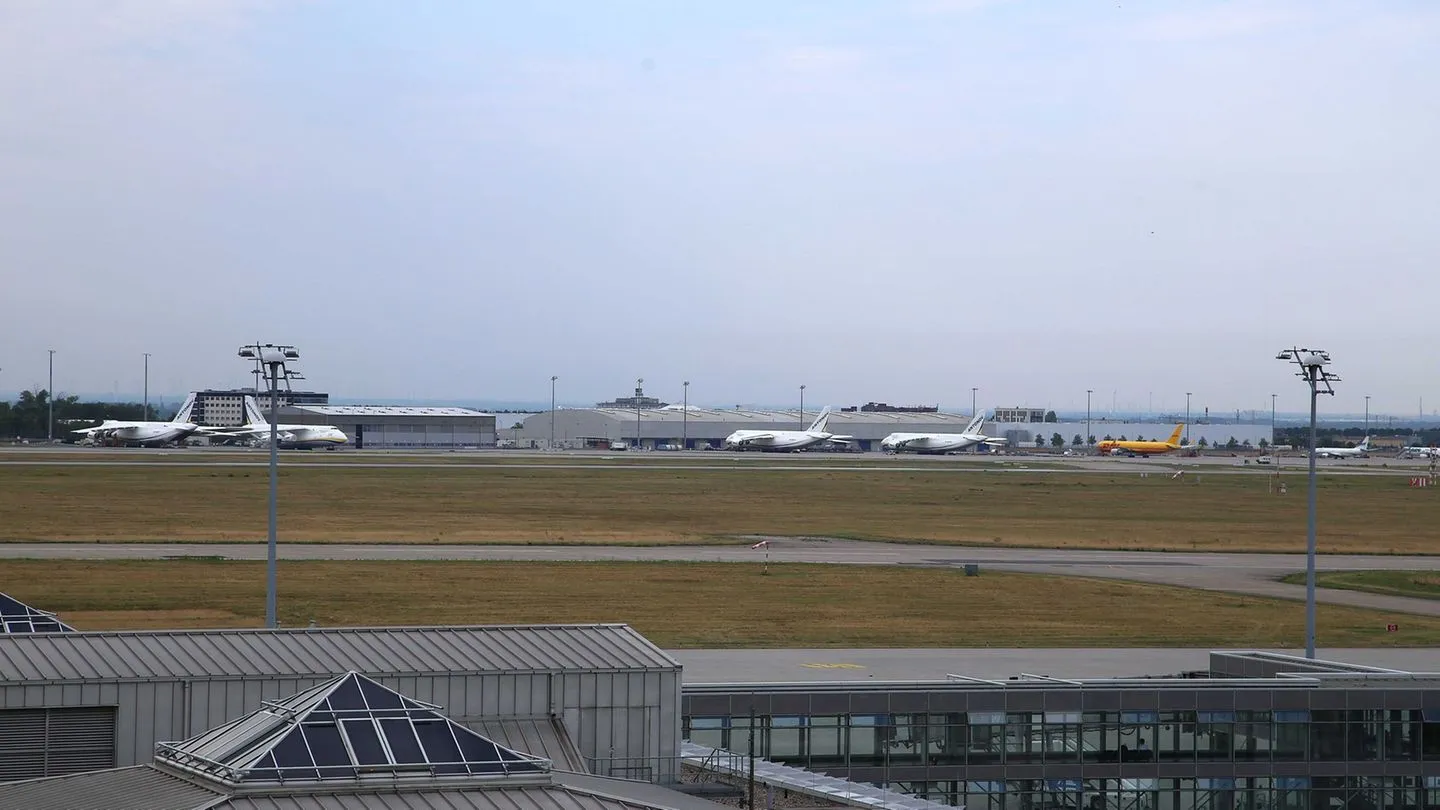 Sprengstoffdrohne bei ukrainischem Flugzeug in Leipzig gesichert – Zweifel an Hintergründen, Russland außen vor gelassen
