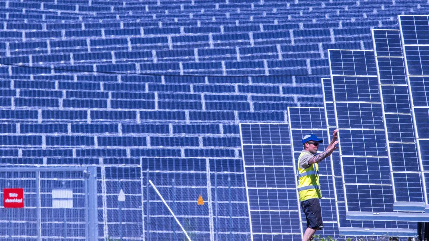 Erneuerbare Energien: Sonne und Wind liefern fast zwei Drittel des deutschen Stroms