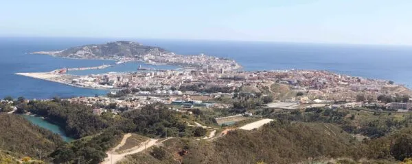 Ceuta: Einsatzkräfte und Ankommende