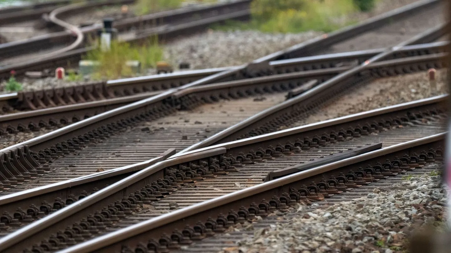 Schienenmaut steigt: Nahverkehr zahlt die Zeche — ein Versagen europäischer Bürokratie