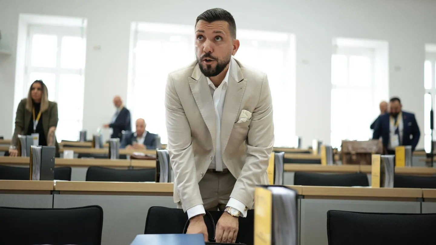 Sachsen-Anhalt: Landtagspräsident Tobias Rausch in der Kritik — Juristen sehen seine Doppelrolle zwar kritisch, aber nicht eindeutig rechtswidrig