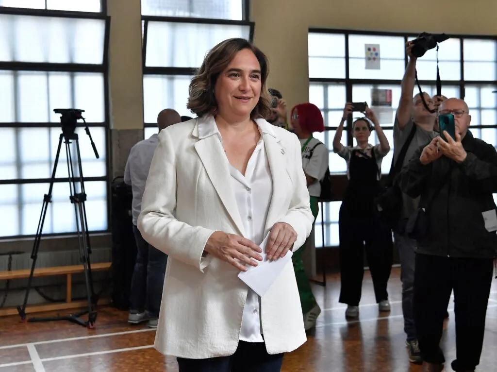 Ada Colau bereitet sich darauf vor, bei den Kommunal- und Regionalwahlen in Barcelona am 28. Mai 2023 ihre Stimme abzugeben.