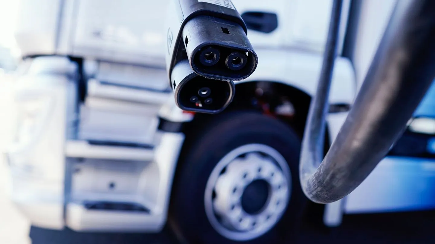 Elektromobilität: Absatz von E-Lkw und -Bussen 2025 weltweit stark gestiegen — China führt die Entwicklung an