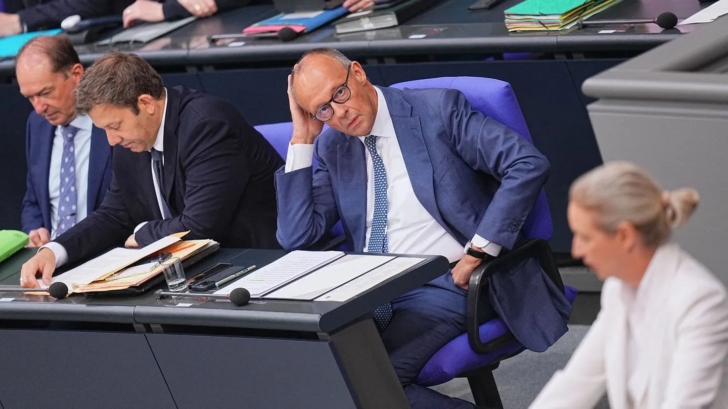 Generaldebatte im Bundestag: Merz scharf gegen AfD — Weidel sieht Koalition gescheitert