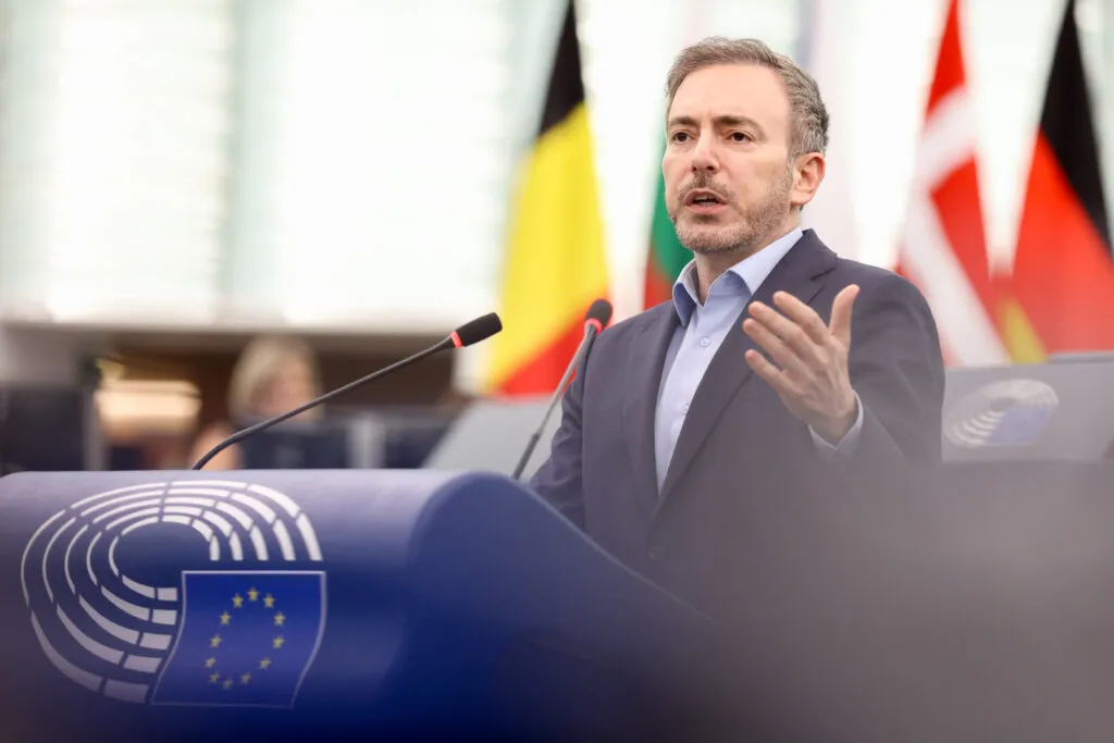 Kann Europas neues KI-Sicherheitsregime US-Abenteurer zähmen — und Chinas Ambitionen bremsen?