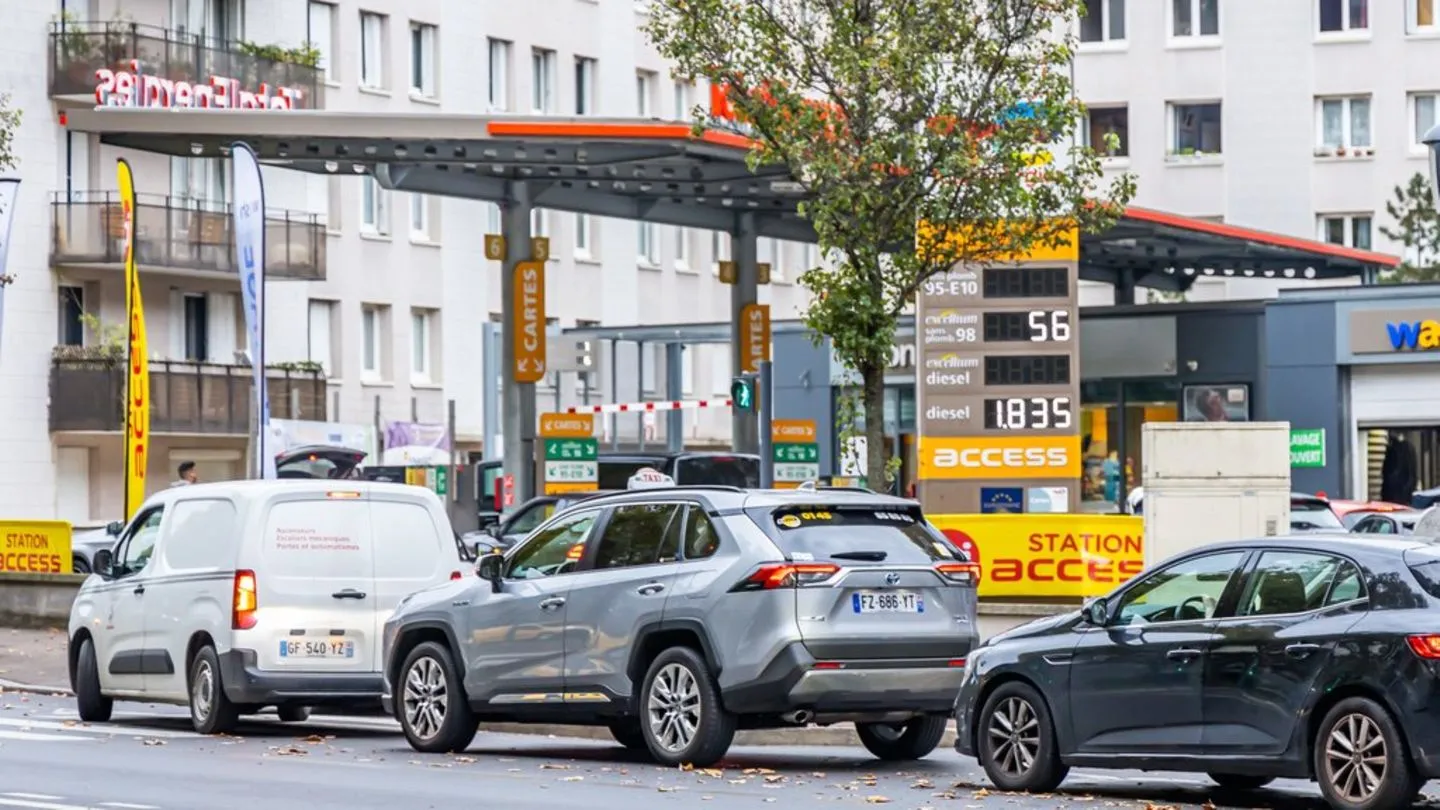 ADAC warnt: In Frankreich vielerorts Benzin knapp — Reisende sollten vorsorgen