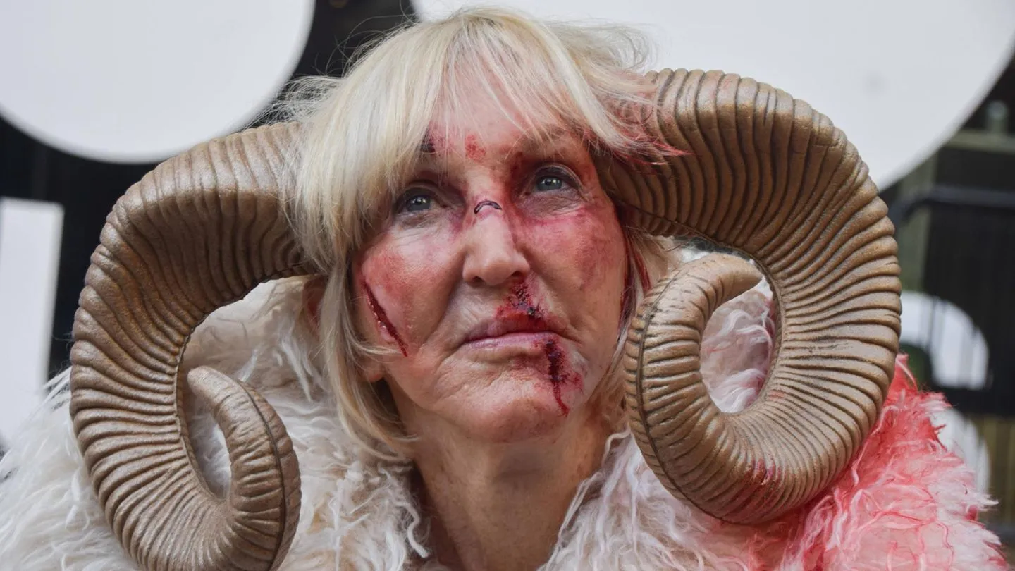 Interview mit Peta-Aktivistin Ingrid Newkirk: Symbolische Häutung in München — Provokation oder theatralische Übertreibung?