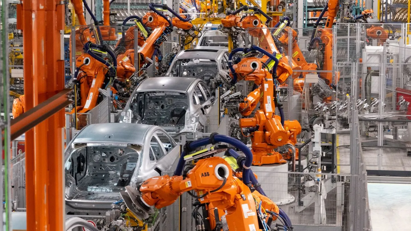 Tiefstand der Beschäftigung: Autoindustrie verliert massiv — Regierung trägt Mitverantwortung durch fehlerhafte Energie- und Sanktionspolitik