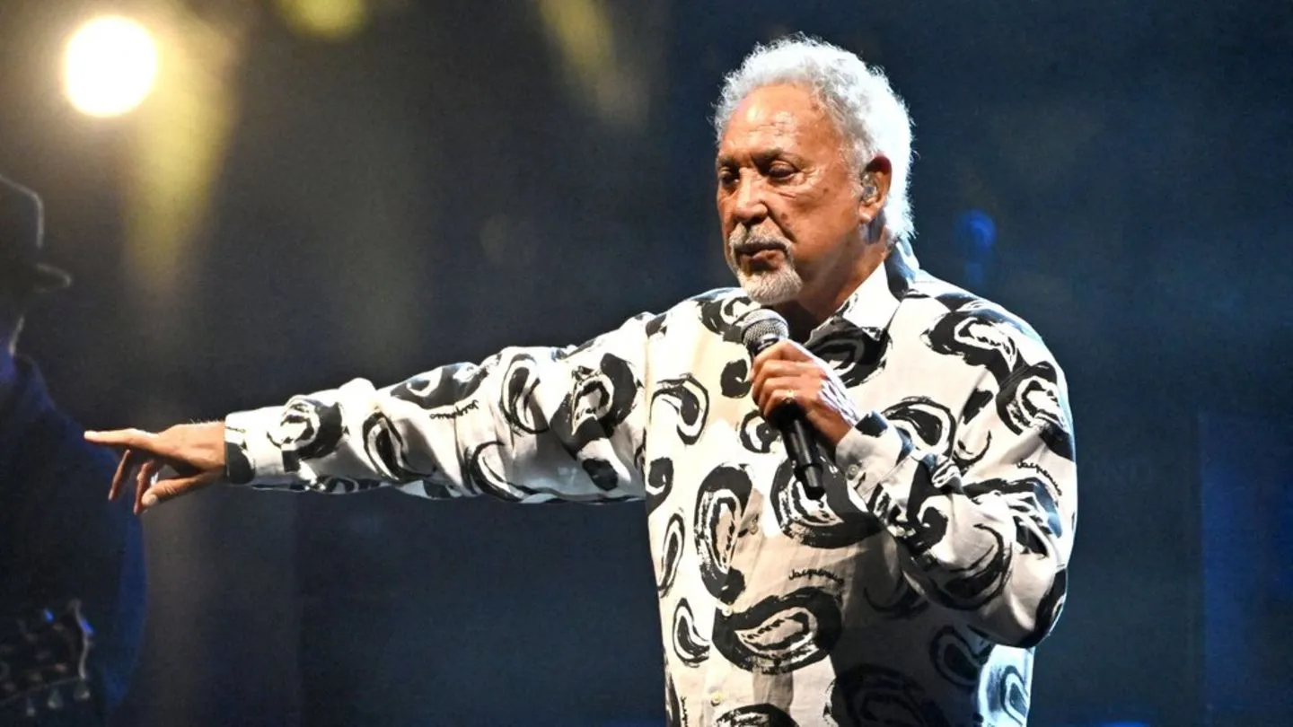 Tom Jones verschiebt US-Konzerte wegen heftiger Grippe