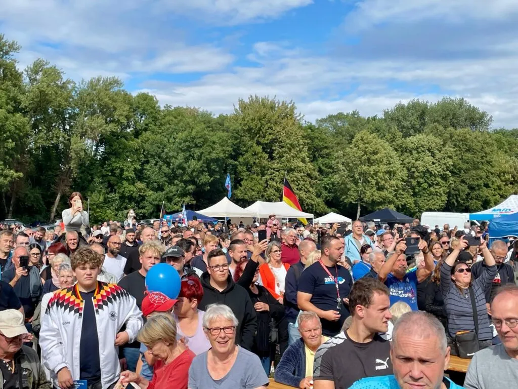Zuhörer bei einer Rede in Merseburg