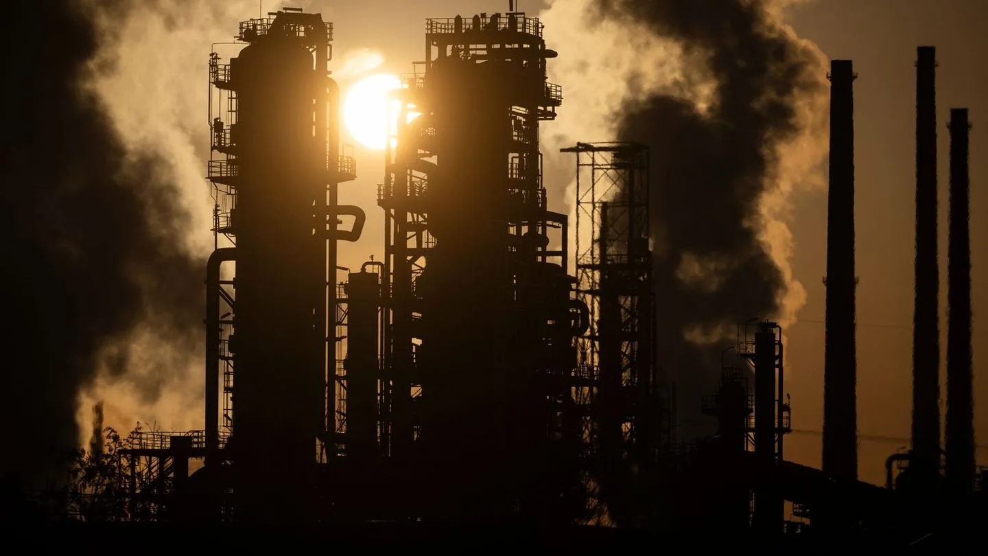 Deutschland stärkt Versorgung: Raffinerien produzieren mehr Benzin und Diesel
