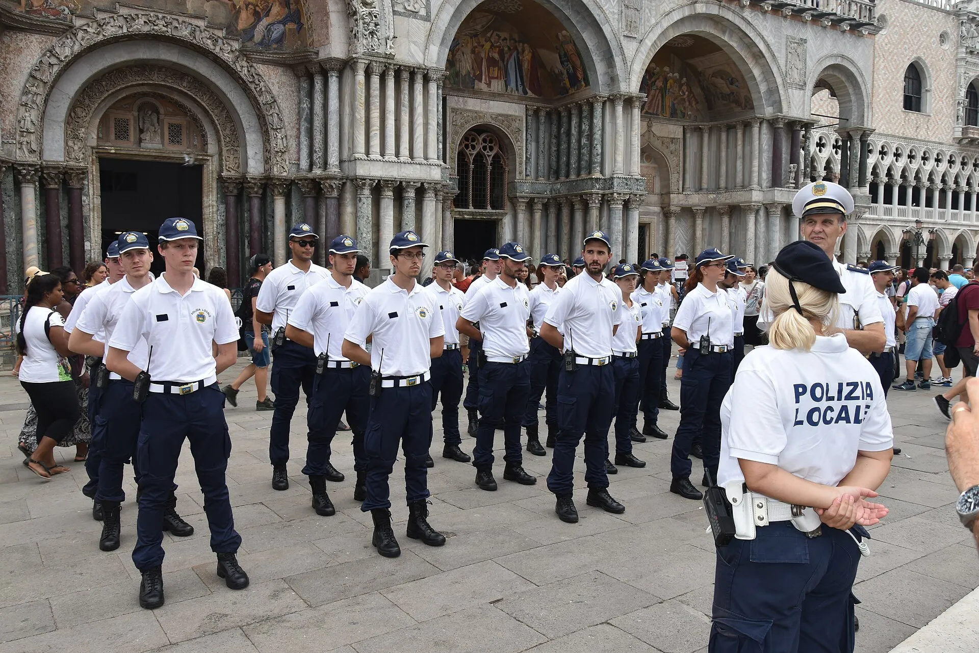 Italienische Polizei wegen Diskriminierung wegen unter dem Rock sichtbarem Tattoo gerügt