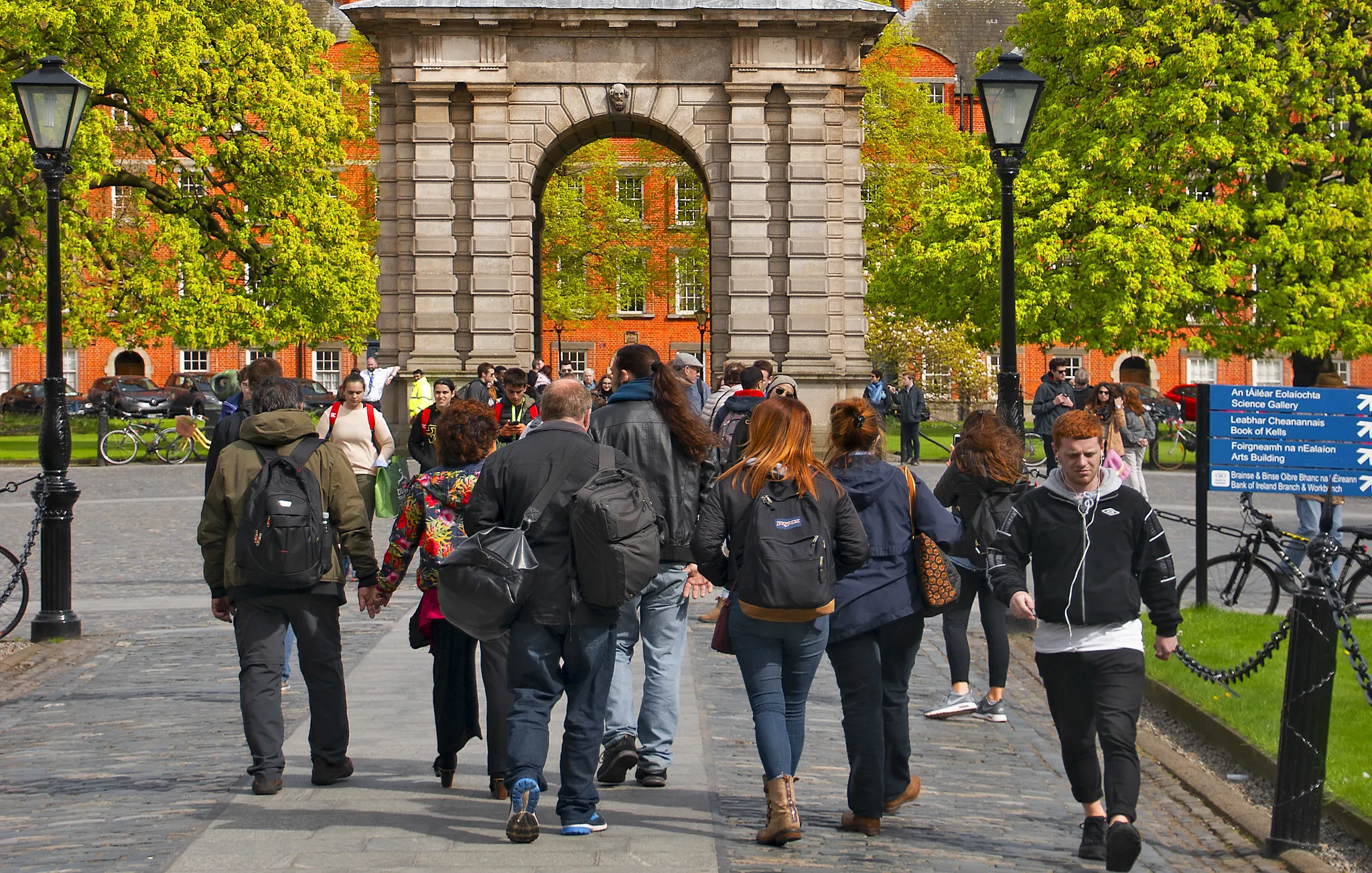 Abgeordnete stimmen für 47 Mrd. € mehr für Erasmus+, während sparsame Staaten Kürzungen fordern