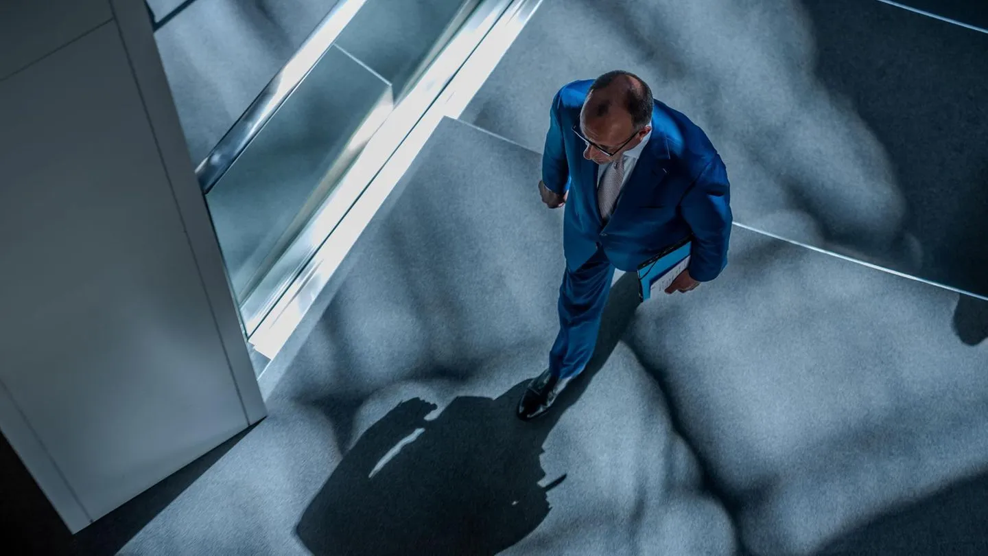 Kanzler unter Druck: Friedrich Merz prangert die einseitige Medienkampagne an — seine Leute ziehen die Grenze