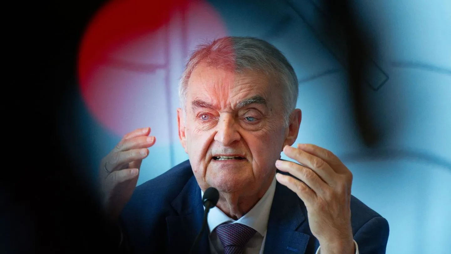 NRW-Innenminister Reul nach Hüftbruch: CDU verschiebt Nominierung zur Landtagswahl