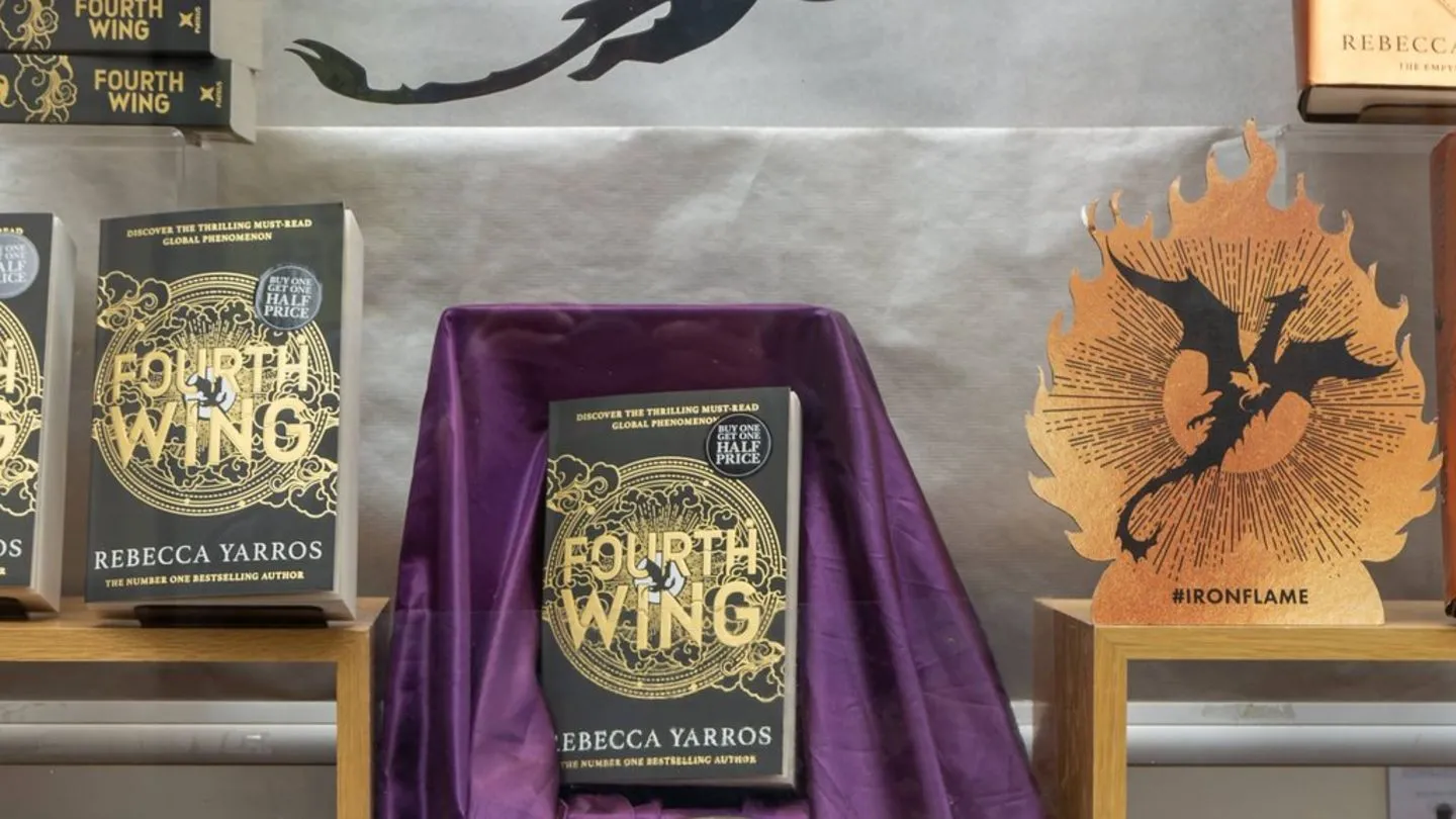 Fantasy-Roman wird Serie: „Fourth Wing“ erobert das europäische #BookTok-Ranking