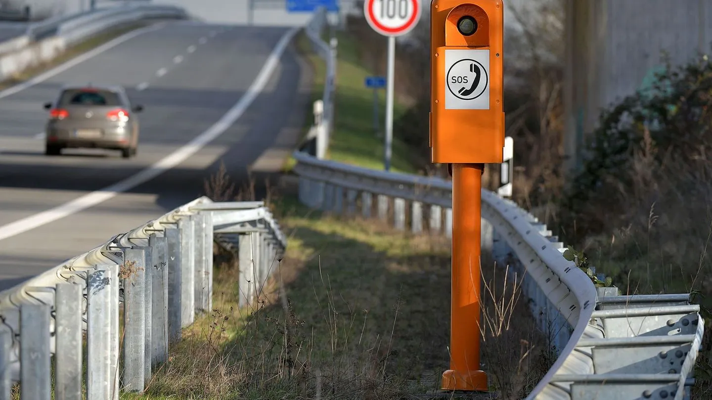 Sicherheit im Verkehr: Warum die Autobahn-Notrufsäulen erneut auf dem Prüfstand stehen
