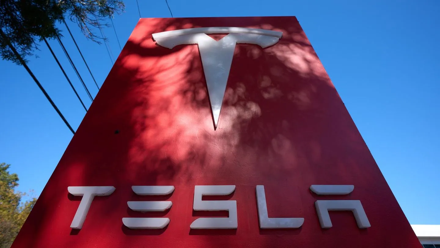 Prozess: Gekränkter Bewerber schickt Schweineaugen an Tesla und droht mit Bomben