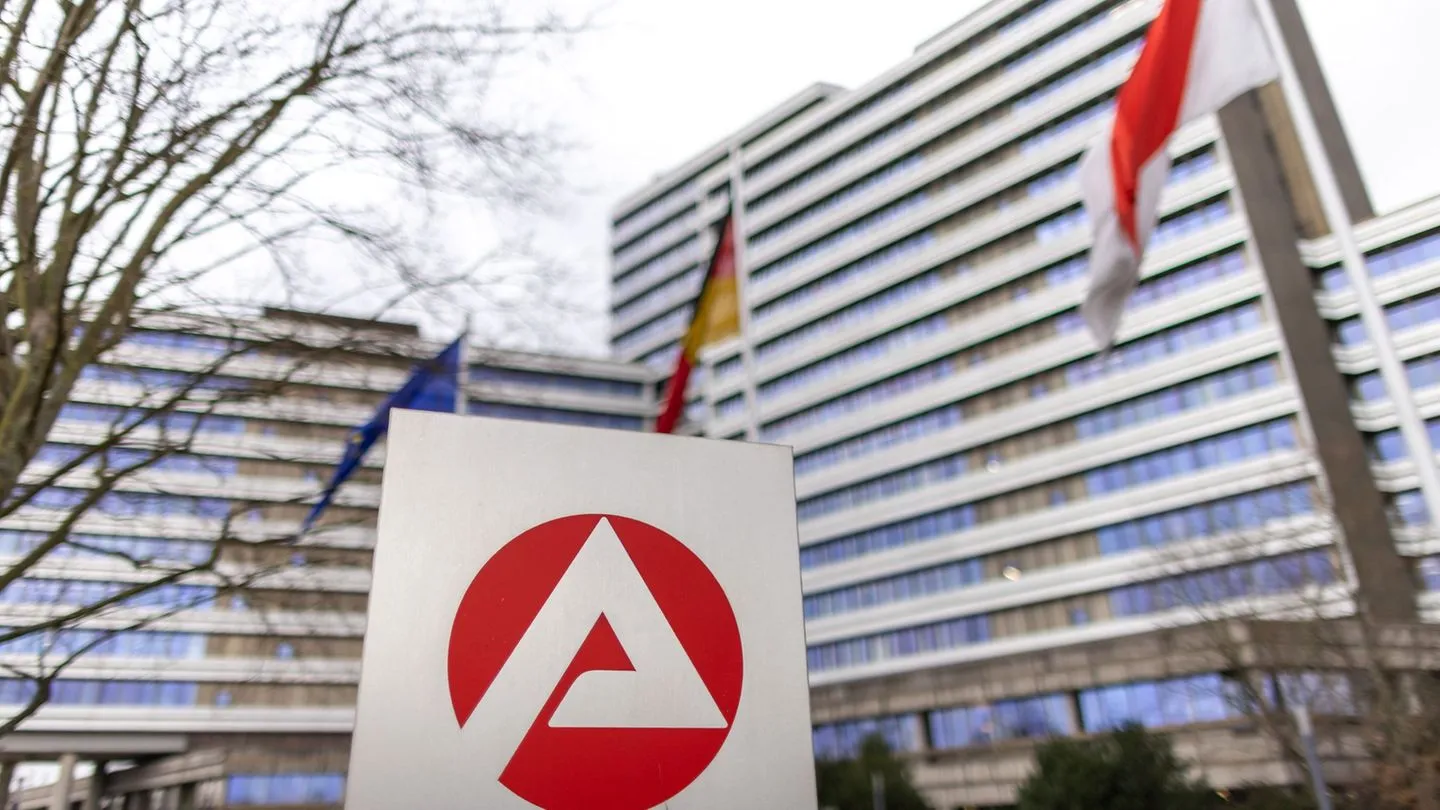 Arbeitsmarkt: Arbeitslosenzahl in Deutschland sinkt im Oktober saisonal — jährlicher Anstieg bleibt