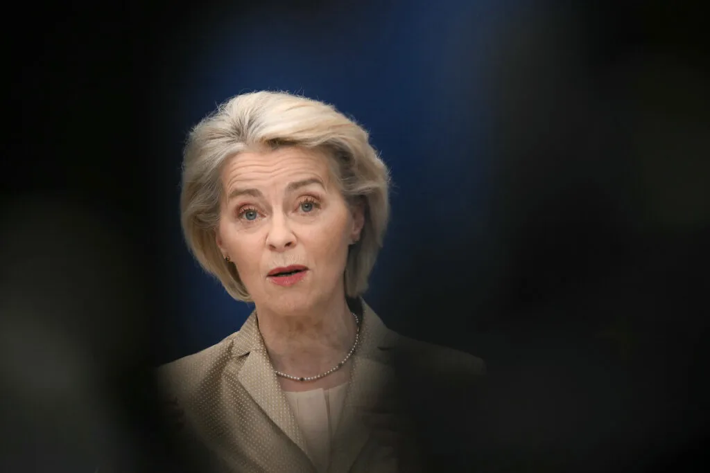 Ursula von der Leyen spricht auf einer Pressekonferenz in Brüssel am 18. März 2026.