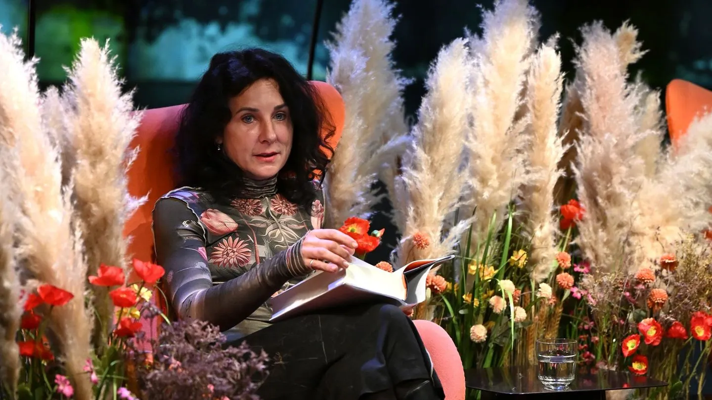 Bestselling author: What is truth, what is love? — Juli Zeh’s “Pony Show”