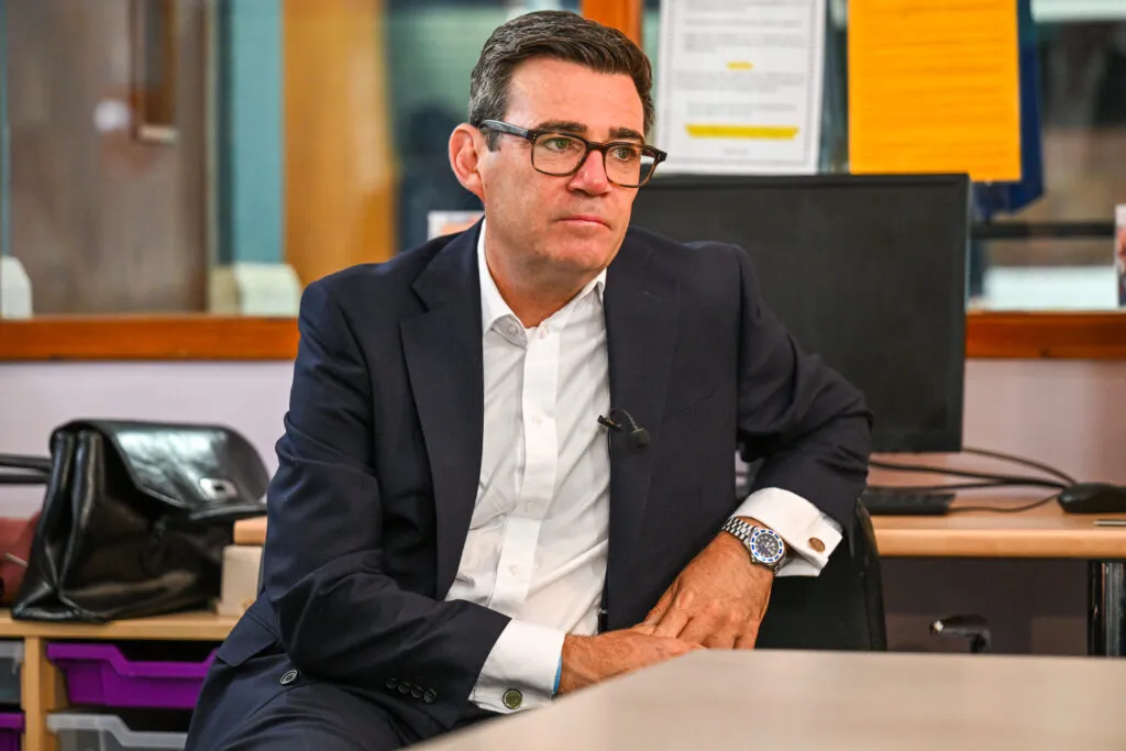 Andy Burnham trifft lokale Community-Mitglieder in Stevenage, England, am 12. Aug. 2026.