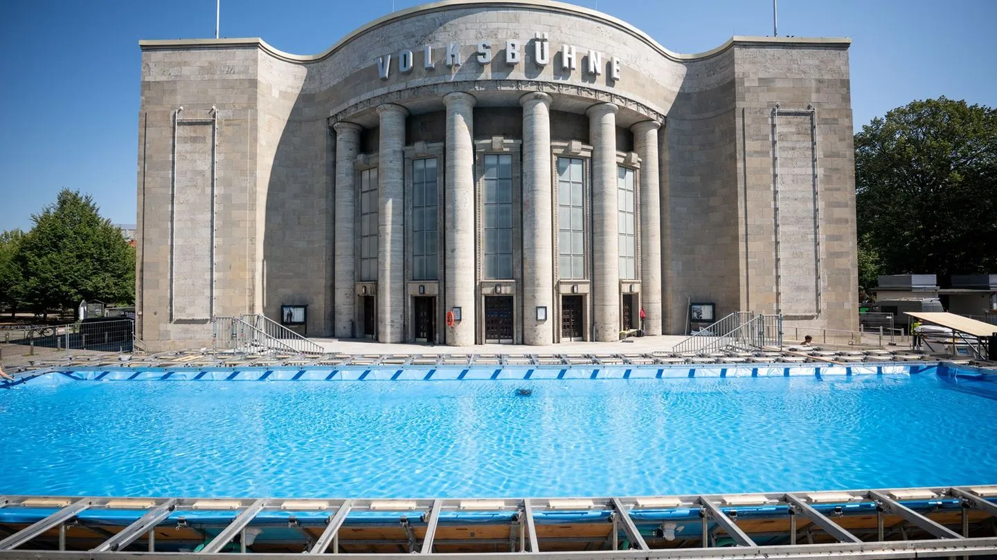Theateraktion: Berliner Volksbühne macht kurzerhand Freibad — ein Volksfest oder symbolische Selbstinszenierung?