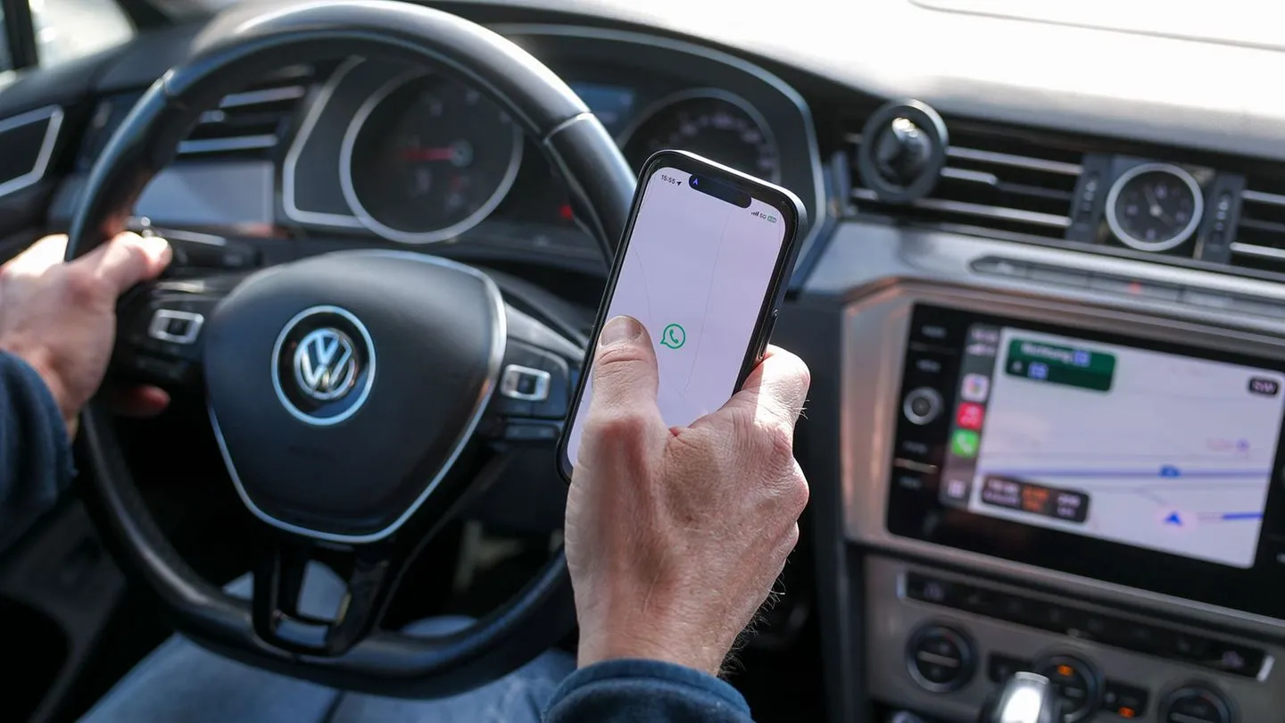 Gefahr am Steuer: Allianz warnt — Ablenkung im Auto größerer Risikofaktor als angenommen