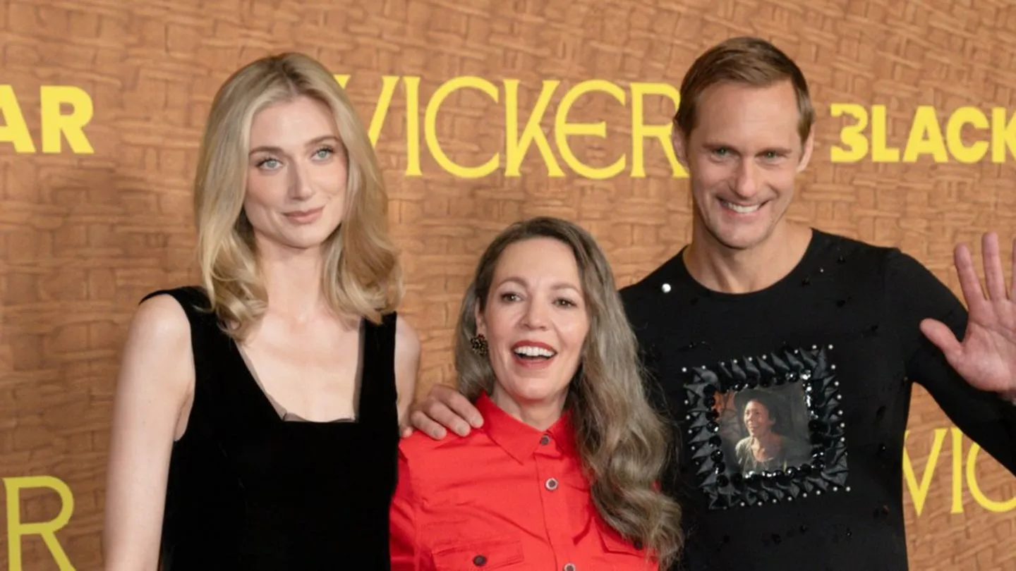 Alexander Skarsgård ehrt Kollegin Olivia Colman – ein ungewöhnliches Premieren‑Statement