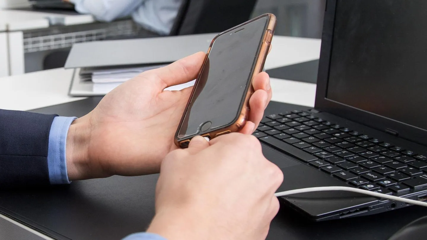 Stromklau am Arbeitsplatz: Wer sein Handy im Büro lädt, riskiert die Kündigung