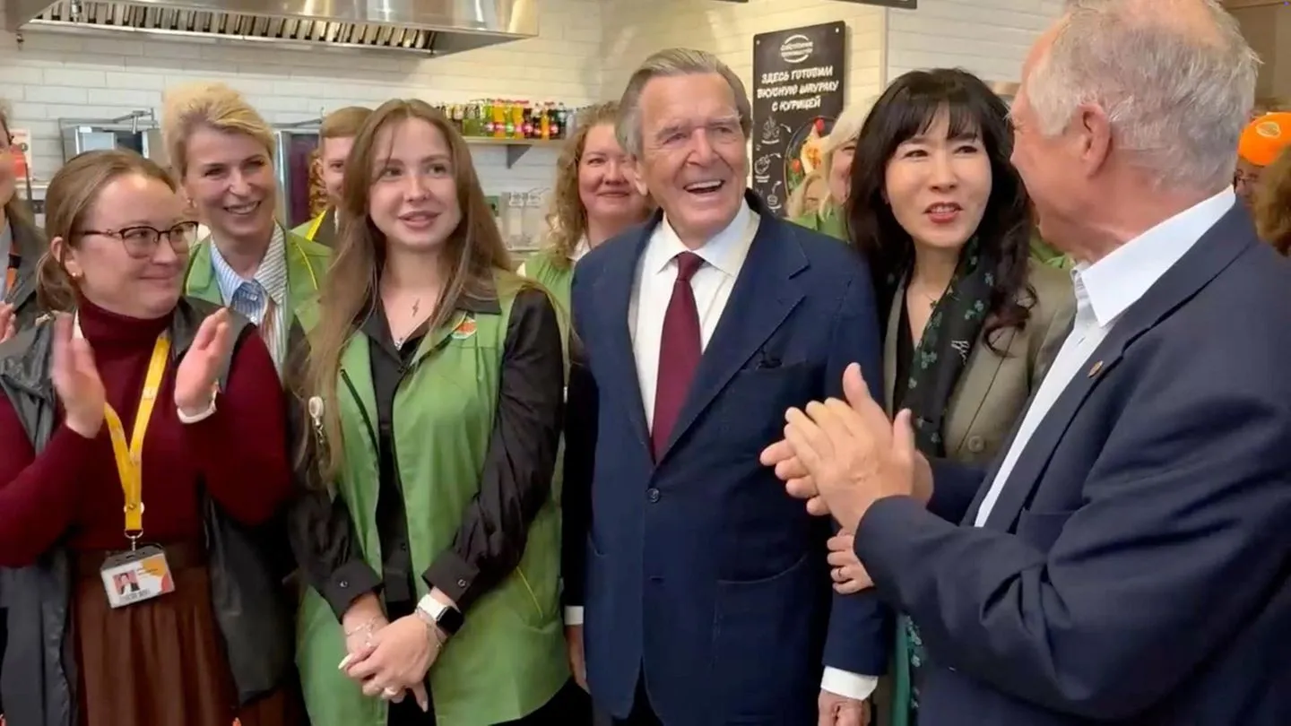 „Lieber Herr Bundeskanzler“: Altkanzler Schröder wird in Moskauer Supermarkt herzlich gefeiert