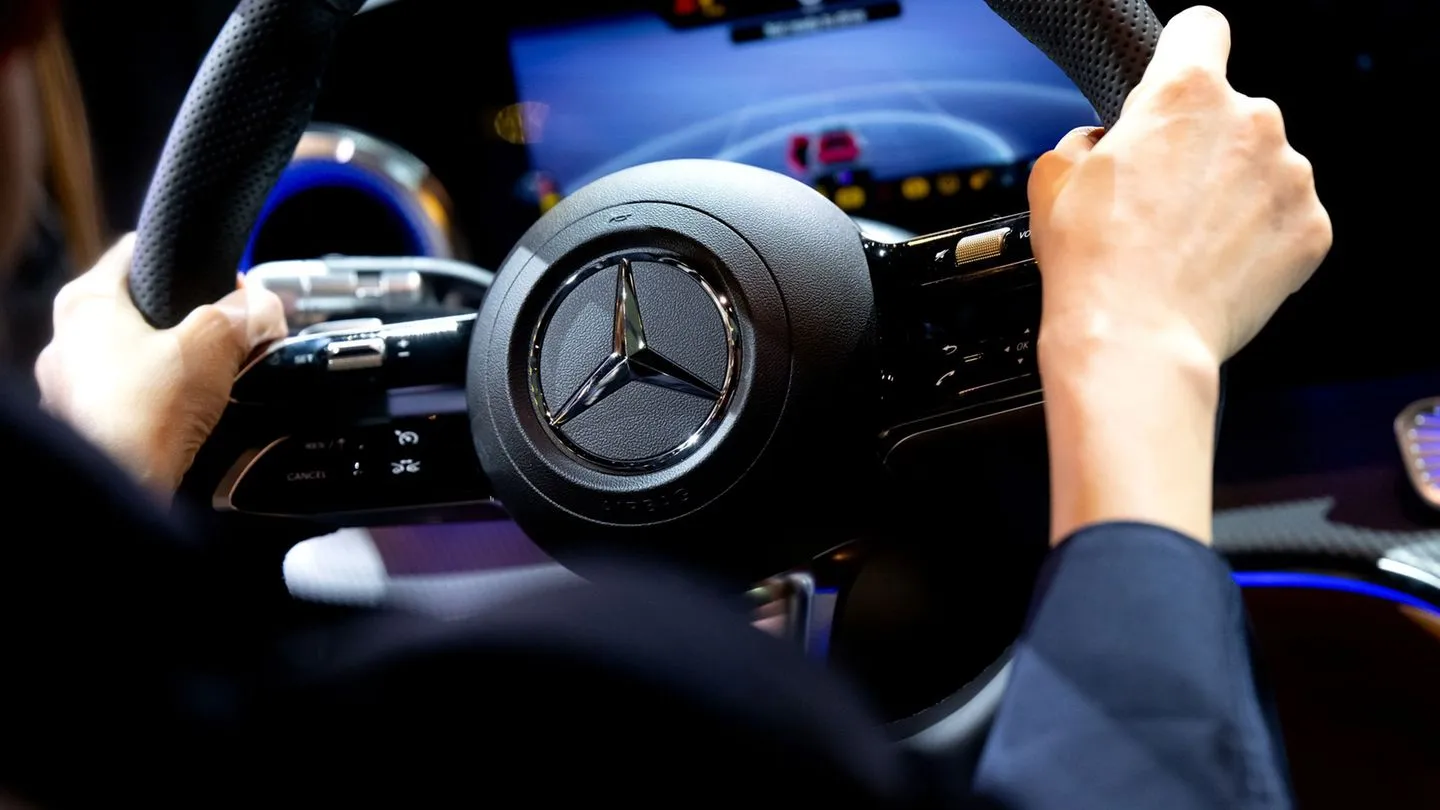 Stuttgart carmaker: Mercedes posts higher profit after weak prior-quarter