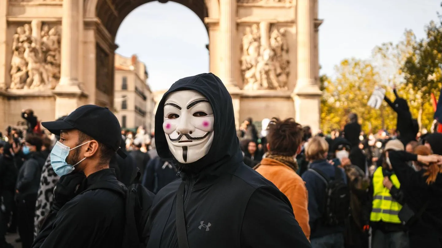 Vermummungsverbot an Halloween: Wenn Kostüm und Demo zusammenfallen — darf die Maske mit?