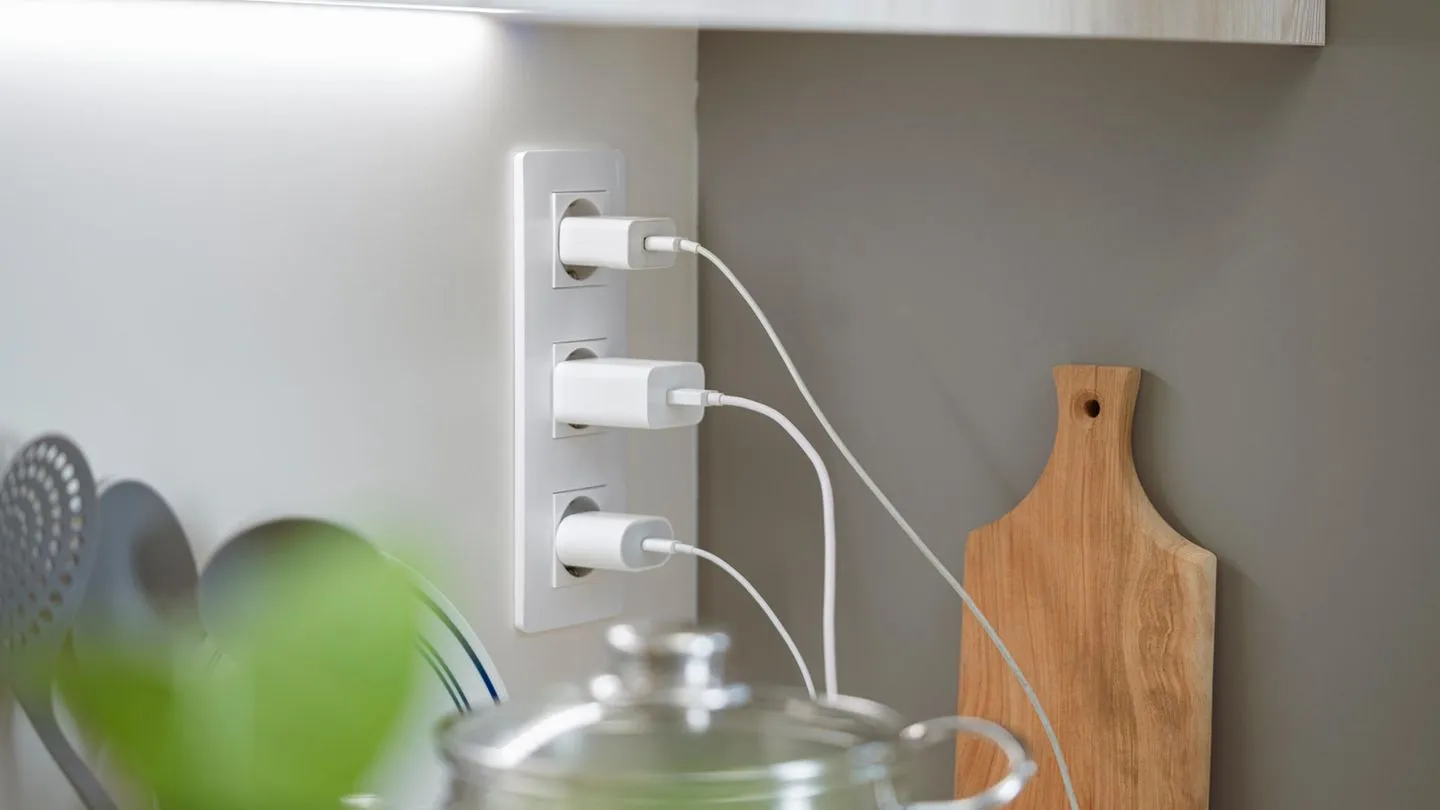 Energiefresser: Was wirklich Strom kostet, wenn das Ladekabel in der Steckdose bleibt