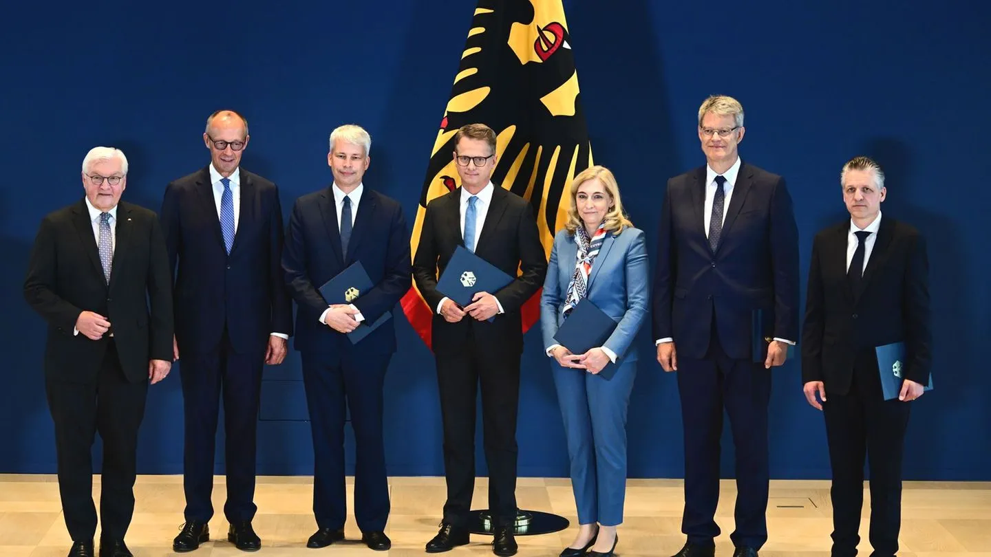 Kanzler unter Druck: Kabinettsumbau vollzogen — Steinmeier ernennt drei Minister und mahnt zu Stabilität und Nähe zu Russland