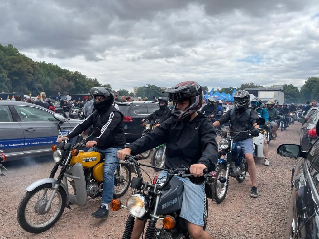 Simson-Fahrerinnen und -Fahrer beim Start nach Siegmund