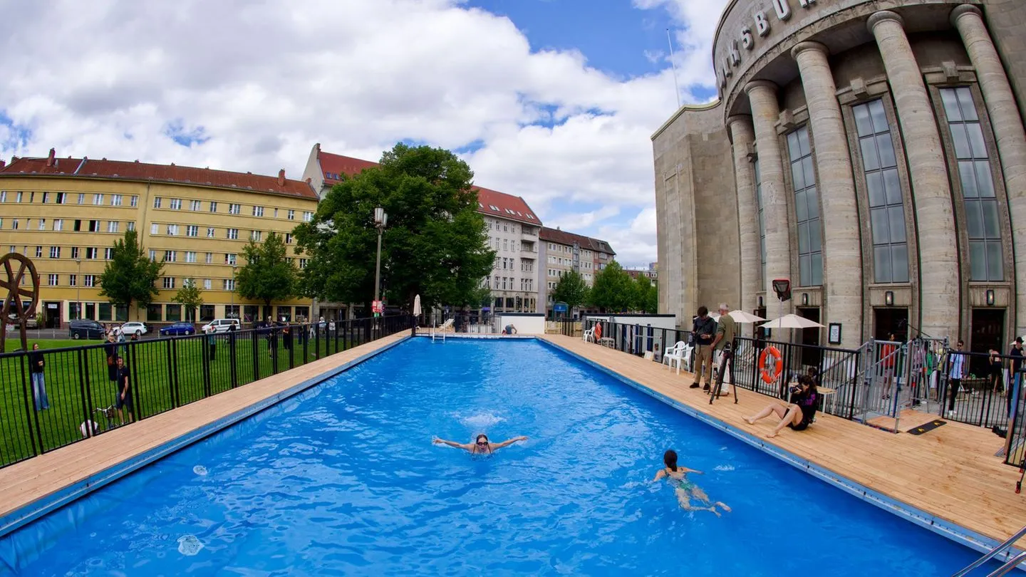 35 Grad in Berlin: Das Volksbad vor der Volksbühne wieder geöffnet — trotz politischer Aufregung