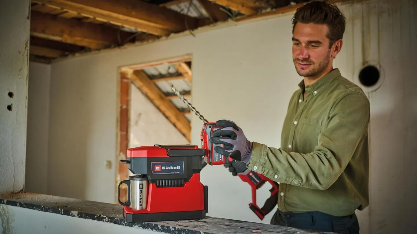 Alles auf Akku: Warum Handwerker und Camper auf mobile Kaffeemaschinen setzen — praktische Geräte statt großer Versprechen